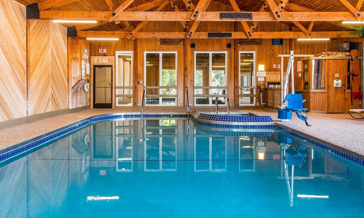 Houghton Hotel | Quality Inn & Suites Houghton Downtown
