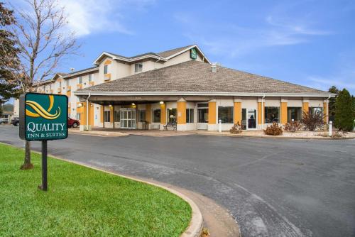 Menomonie Hotel | Quality Inn & Suites Menomonie