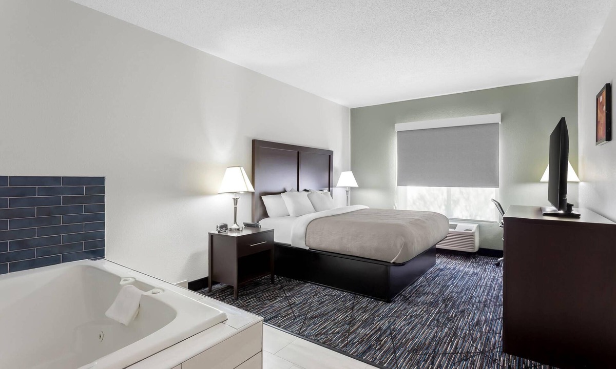 Niles Hotel | Quality Inn & Suites Niles