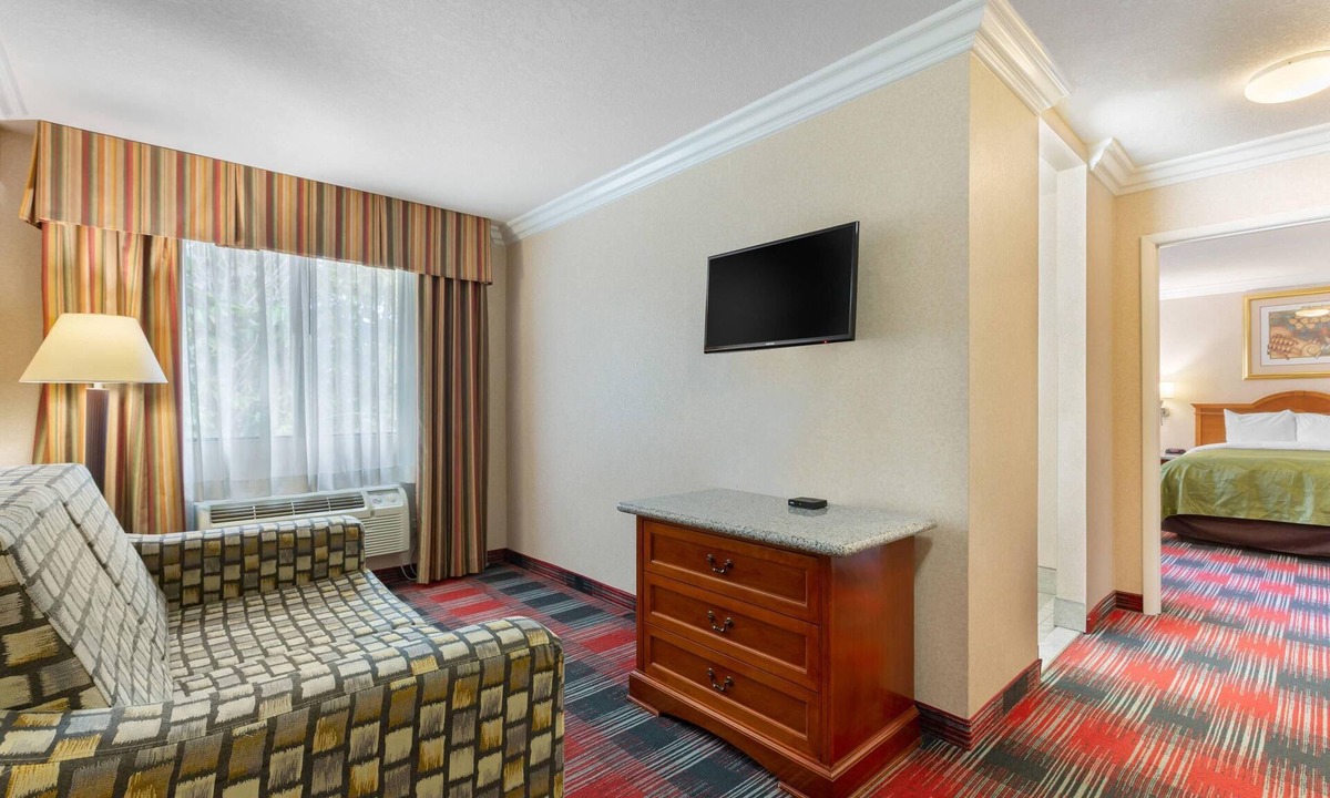 Mira Costa Hotel | Quality Inn & Suites Oceanside near Camp Pendleton
