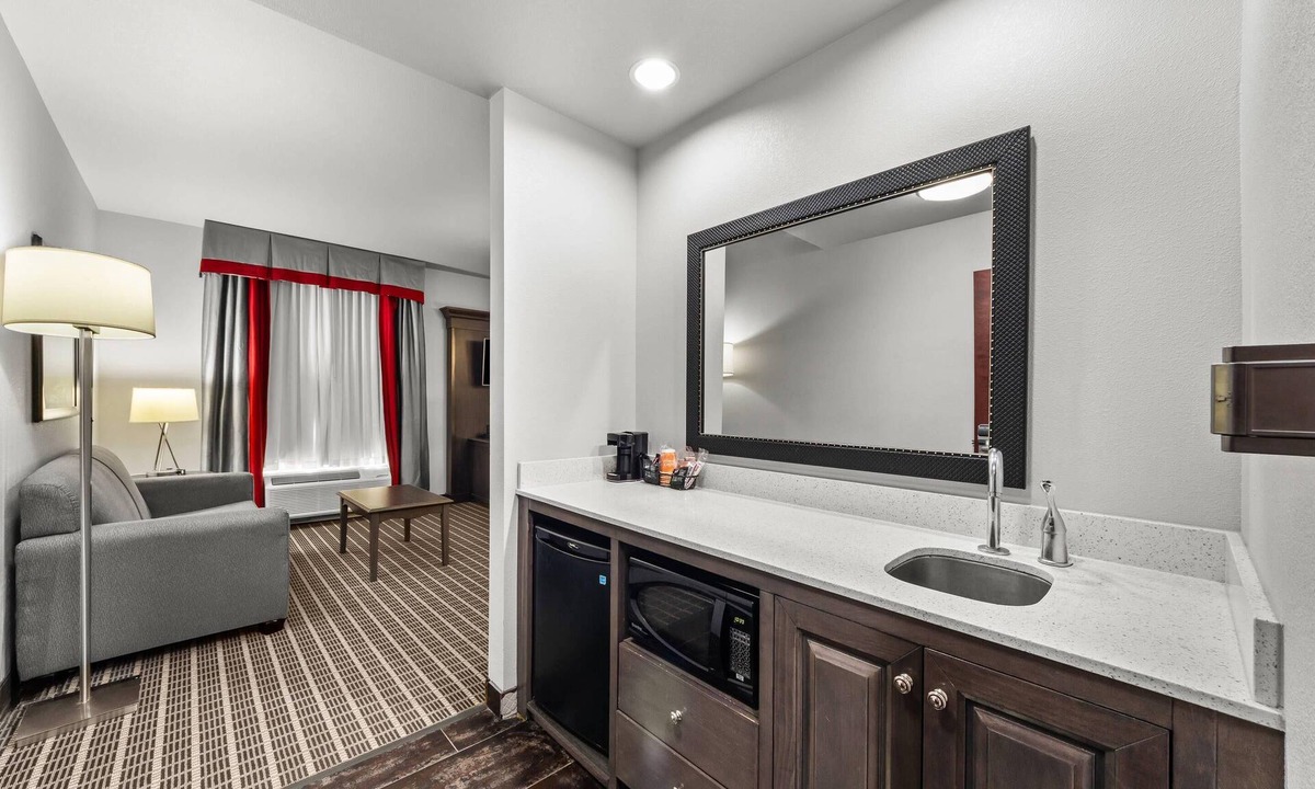 Pearsall Hotel | Quality Inn & Suites Pearsall