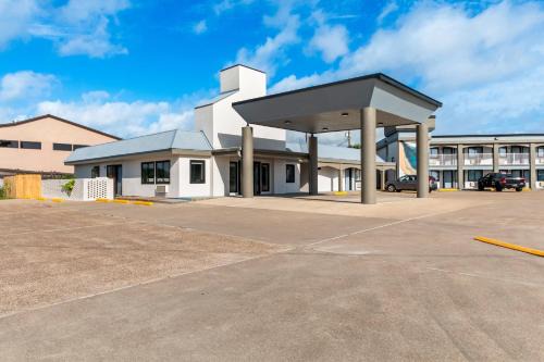 Port Lavaca Hotel | Quality Inn & Suites Port Lavaca near Lighthouse Beach