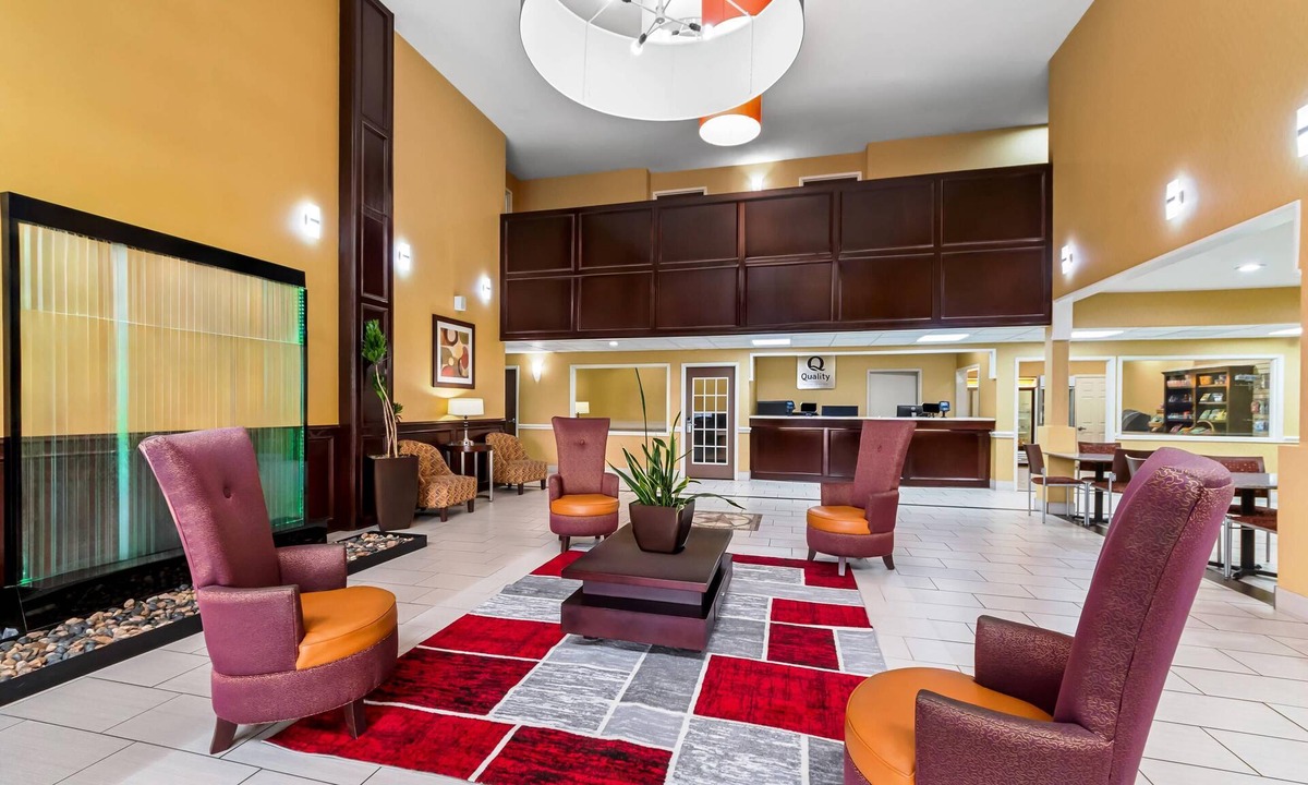 Hollywood Park Hotel | Quality Inn & Suites San Antonio Airport - Stone Oak