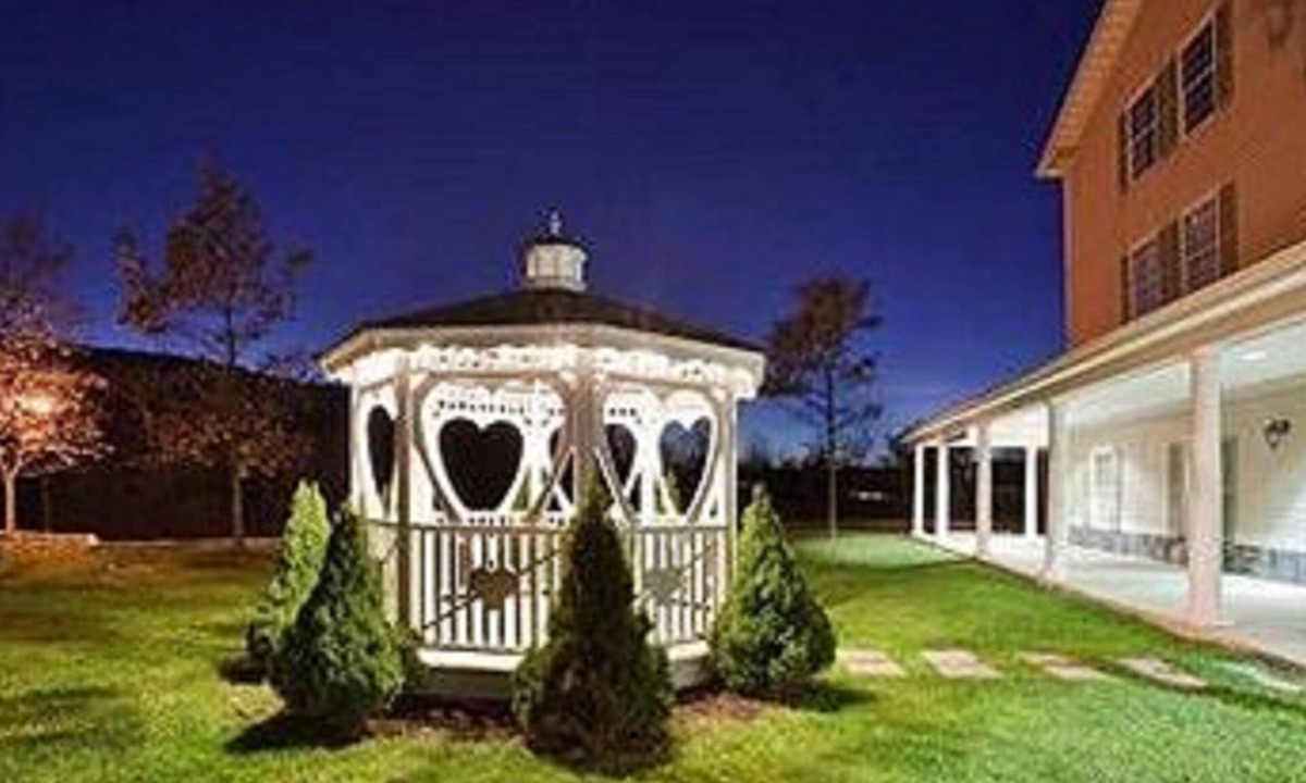 Central Bridge Hotel | Quality Inn & Suites Schoharie near Howe Caverns