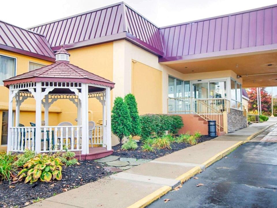 Lindbergh Lawns Hotel | Quality Inn & Suites Syracuse Fairgrounds