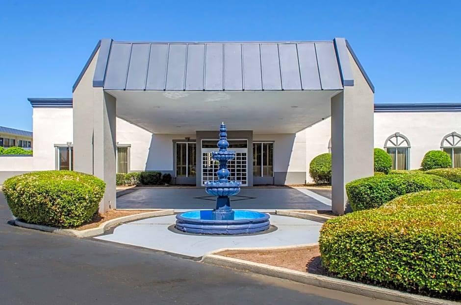 Laurel Hotel | Quality Inn & Suites