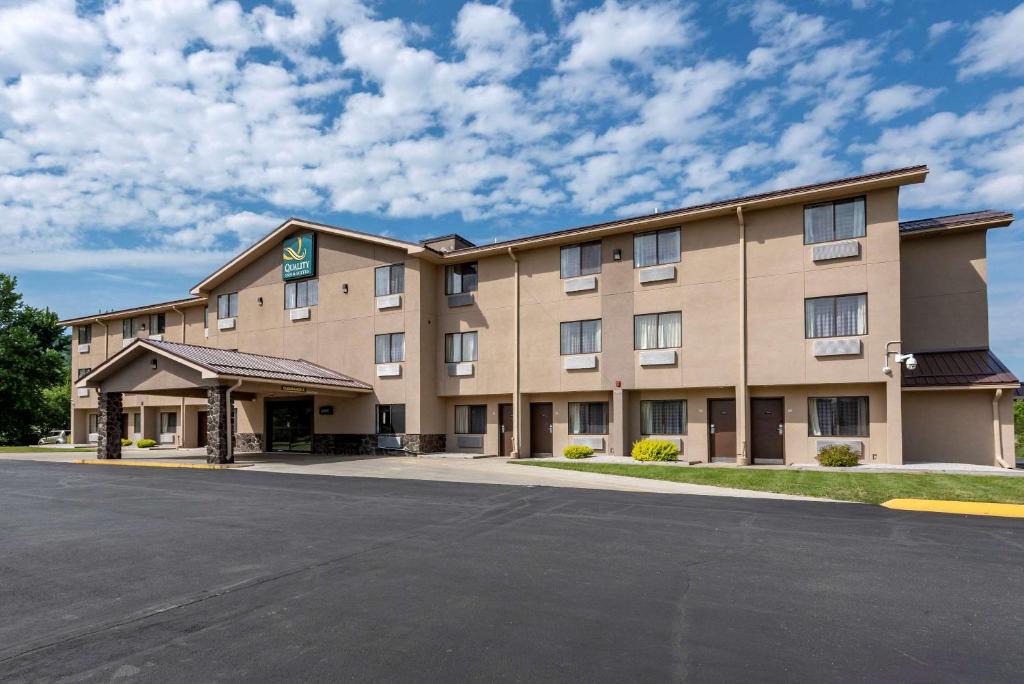 Warren Hotel | Quality Inn & Suites Warren