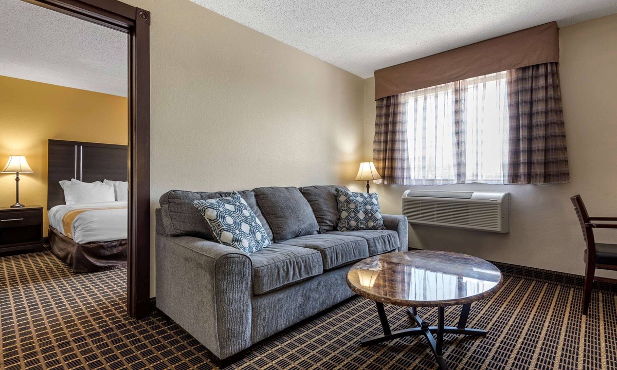 Warren Hotel | Quality Inn & Suites Warren
