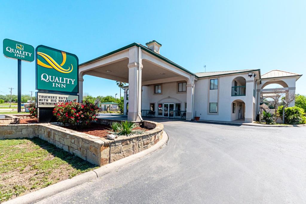 Three Rivers Hotel | Quality Inn Three Rivers