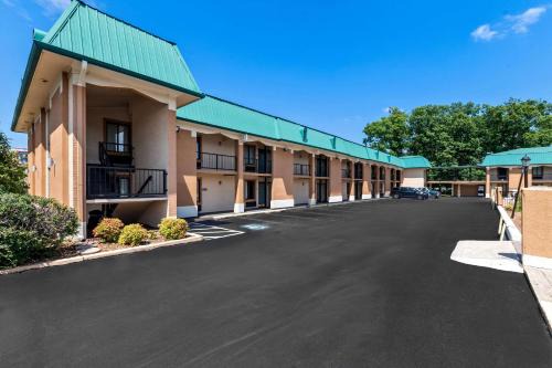 Tullahoma Hotel | Quality Inn Tullahoma
