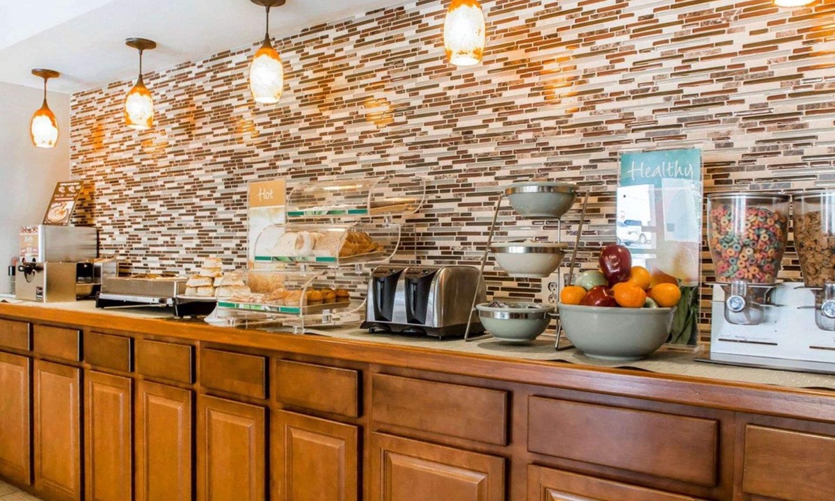 Turners Hotel | Quality Inn US65 & E. Battlefield Rd. Springfield