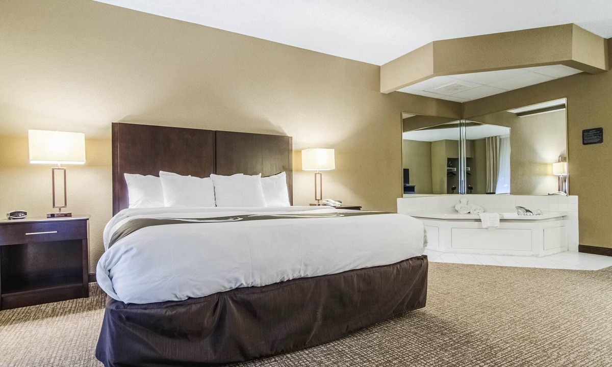 Graham Hotel | Quality Suites Graham - Burlington South