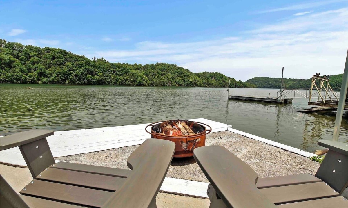 Hiwassee House | Quattro Doggos- Escape on the Lake!