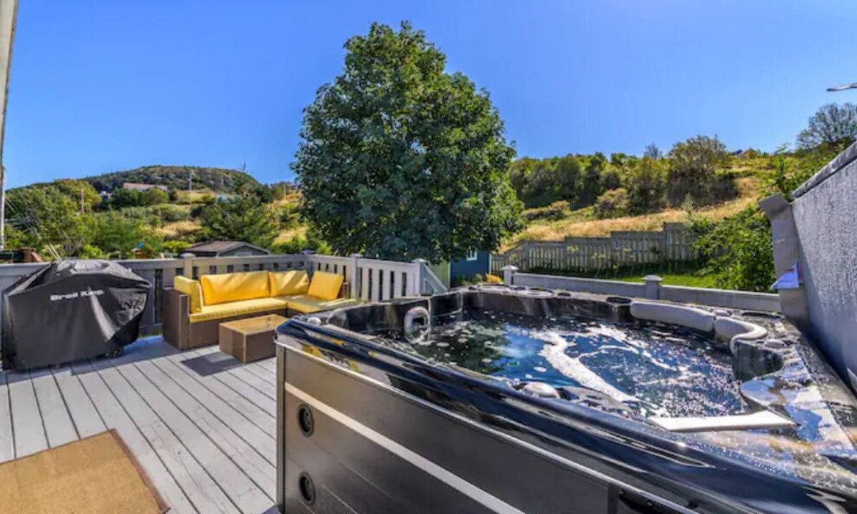 Quidi Vidi House | Quayside Quidi Vidi - Gorgeous 4bdrm with HotTub