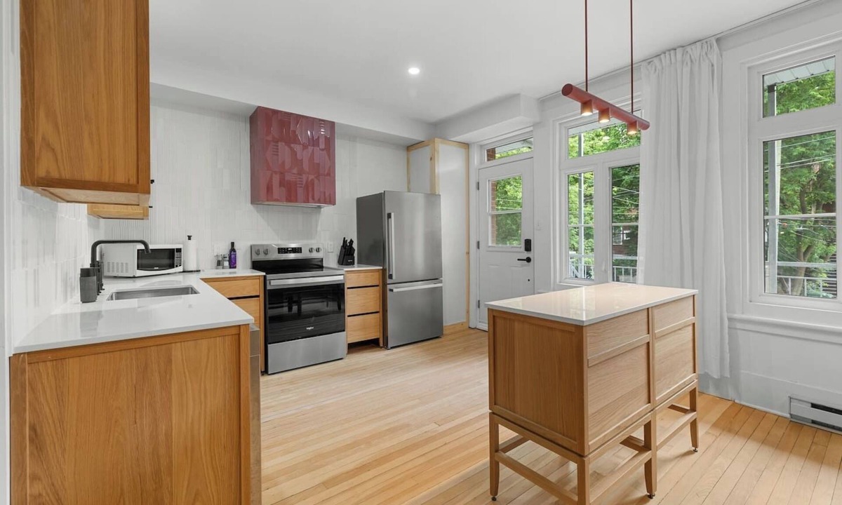 Saint-Jean-Baptiste Apartment | Quebec City: 2 bedrooms + AC + Parking: Wow!