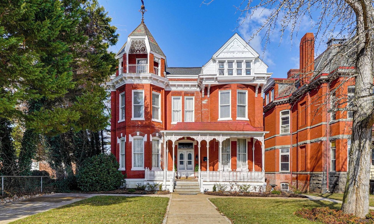 Danville House | ‘Queen Anne Manor' in Old West End w/Elevator