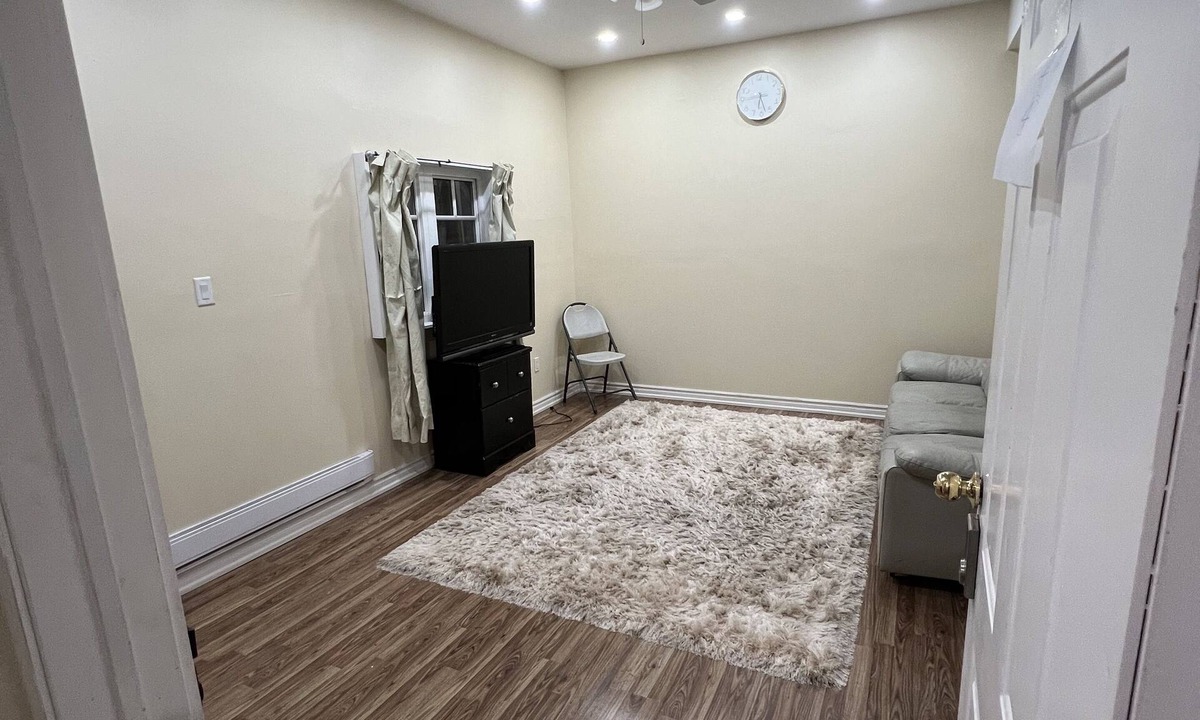 Sharon Apartment | Queen Bed Apartment with Seamless Living & Kitchen