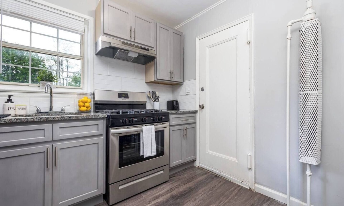 West Hartford Apartment | Queen Bed Apt in West Hartford
