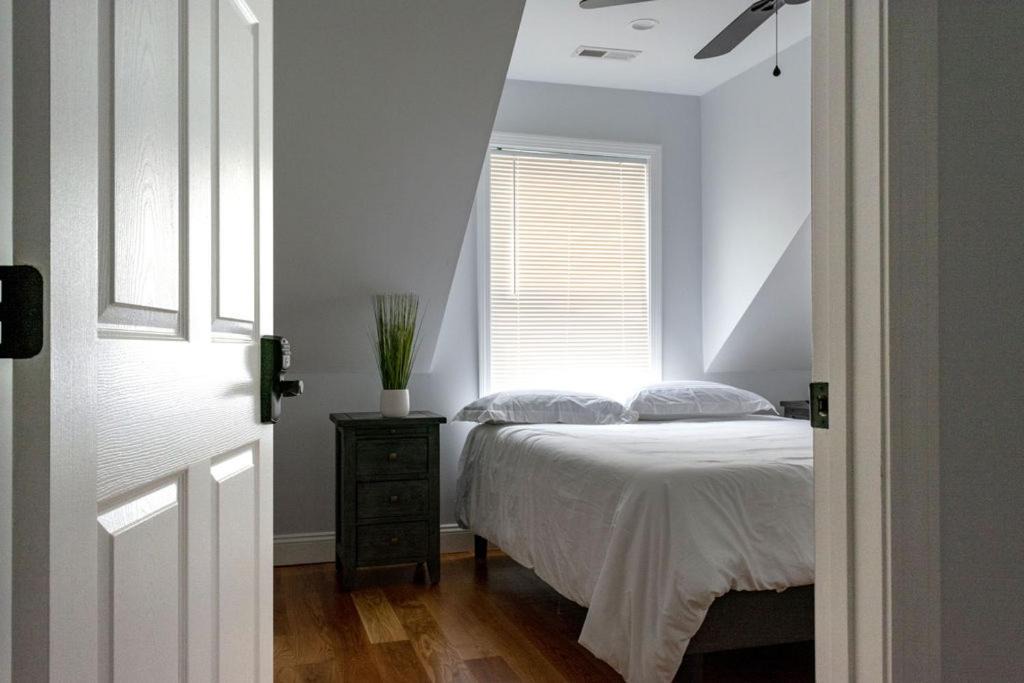 Stoneham House | Queen Bed - Boston - RM 2