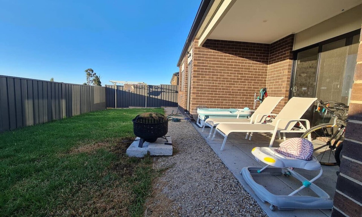 Delacombe House | Queen Bed Luxury Bedroom in Shared House