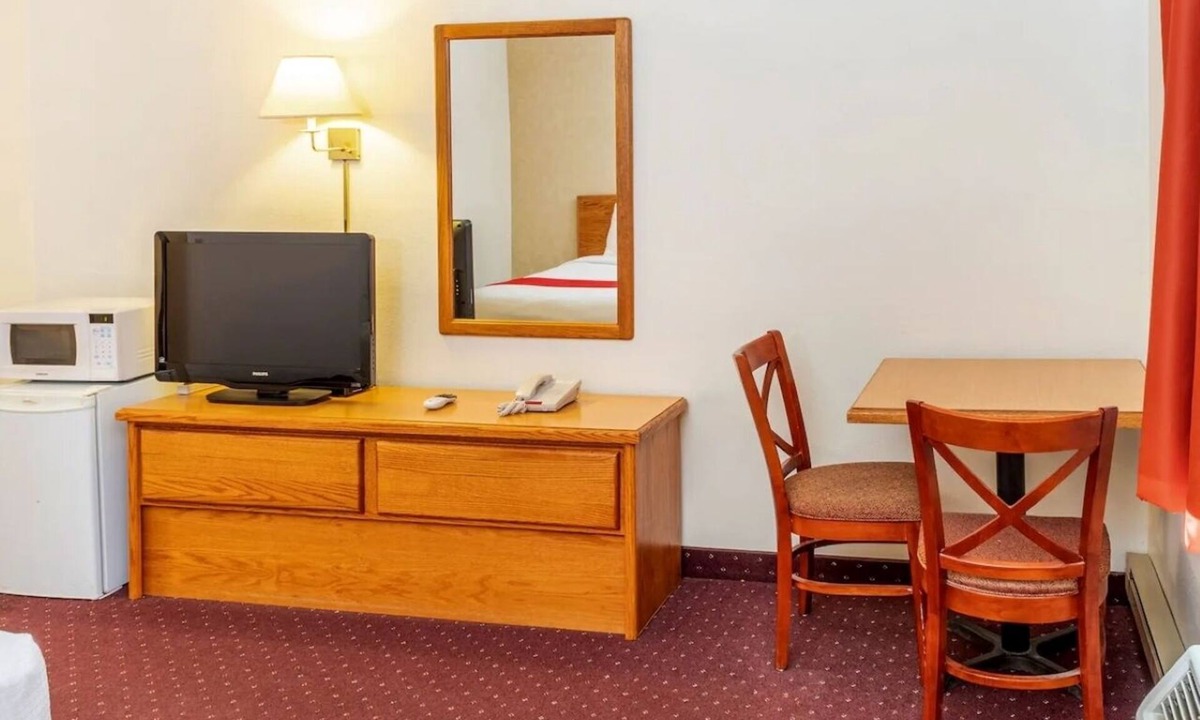 Shelby Hotel | Queen Bed near Dixie Inn: Free WiFi, clean room, pet-friendly