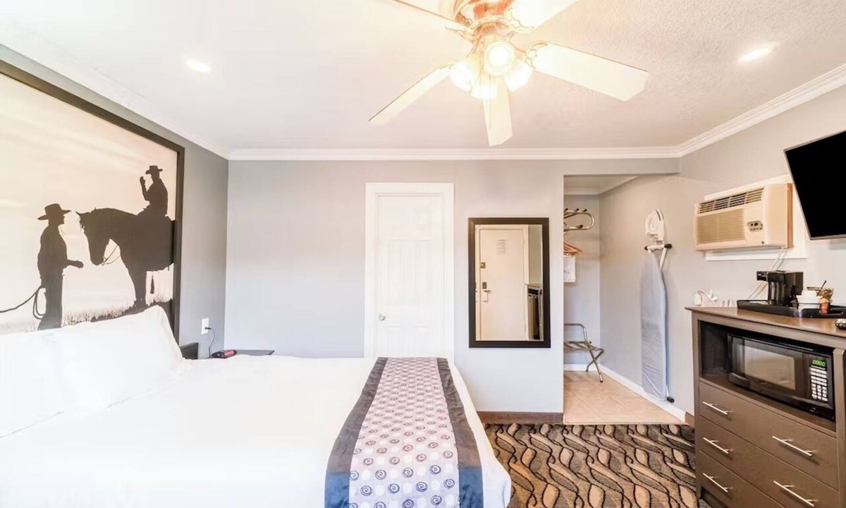 Ira Hotel | Queen Bed Non‑Smoking + Free Parking | Easy Walk to Downtown Snyder