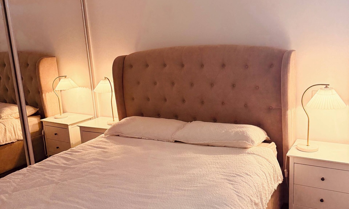 Moruya House | Queen bed room.