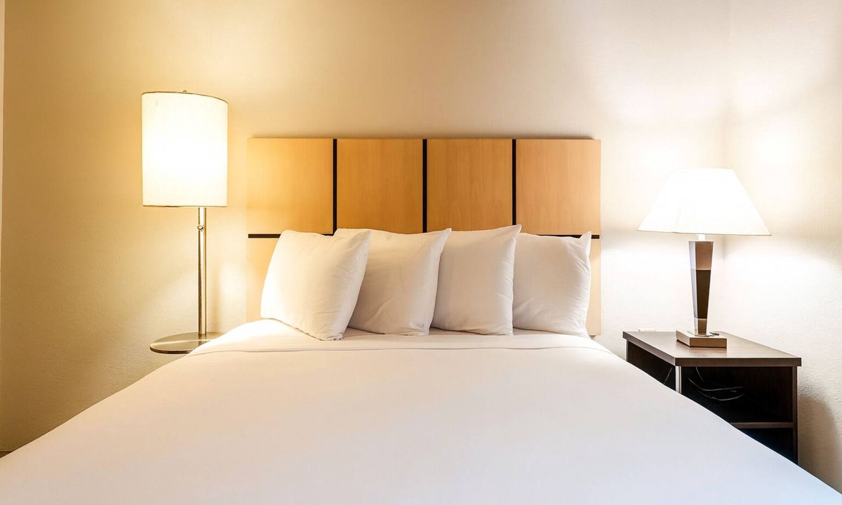 Fossil Creek Hotel | Queen Bed Suite | Free Parking | Near Museum