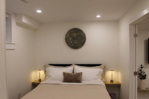 Barrie Apartment | Queen Bed Suite-Private Entrance