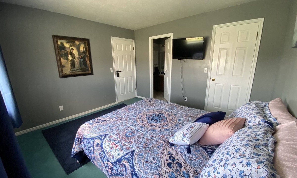 Emery County House | Queen Bed w/Private Bathroom