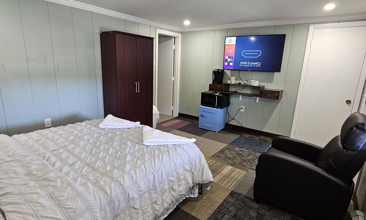 Southern Coast Hotel | Queen Bedroom In Saco