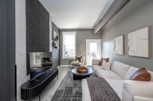 Mount Auburn Apartment | Queen City Views 4 Chic Apt