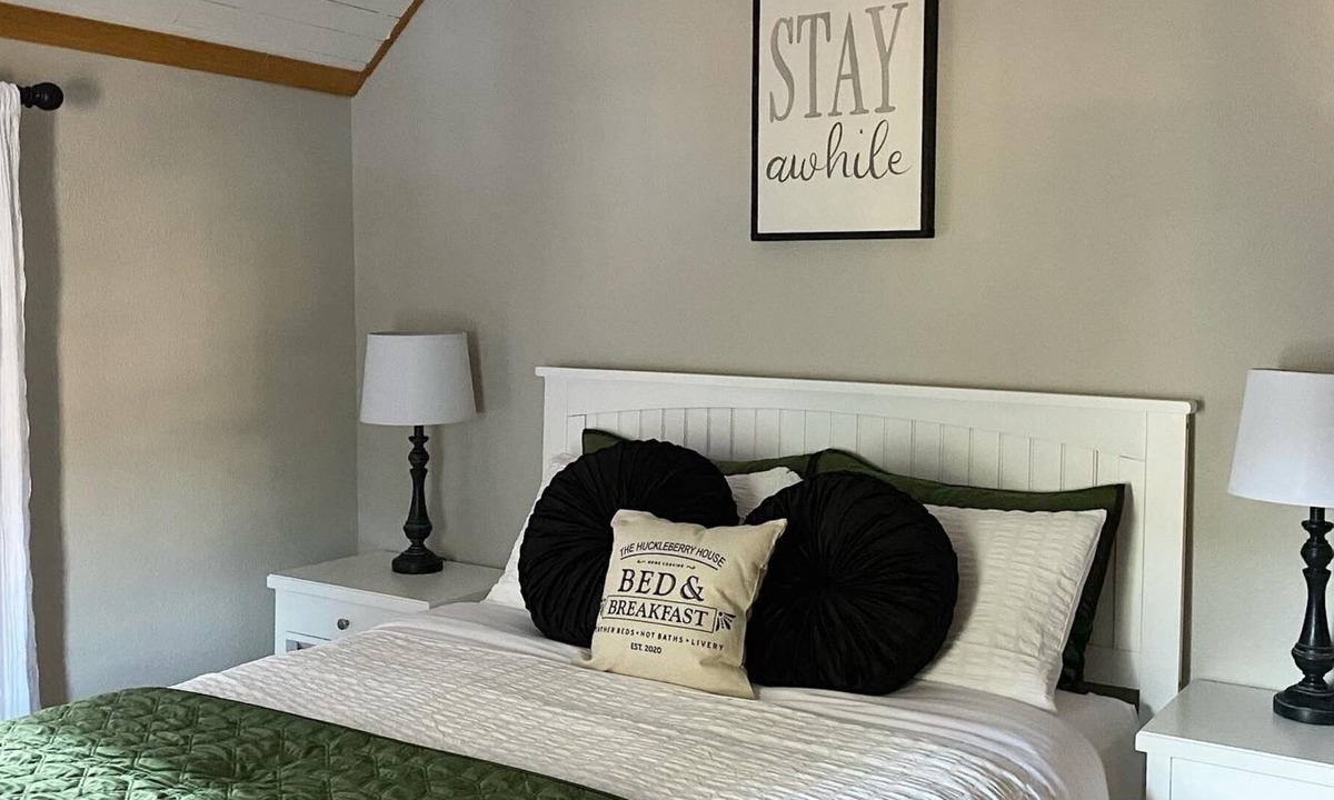 Roslyn House | Queen Ensuite with Bath - Park View