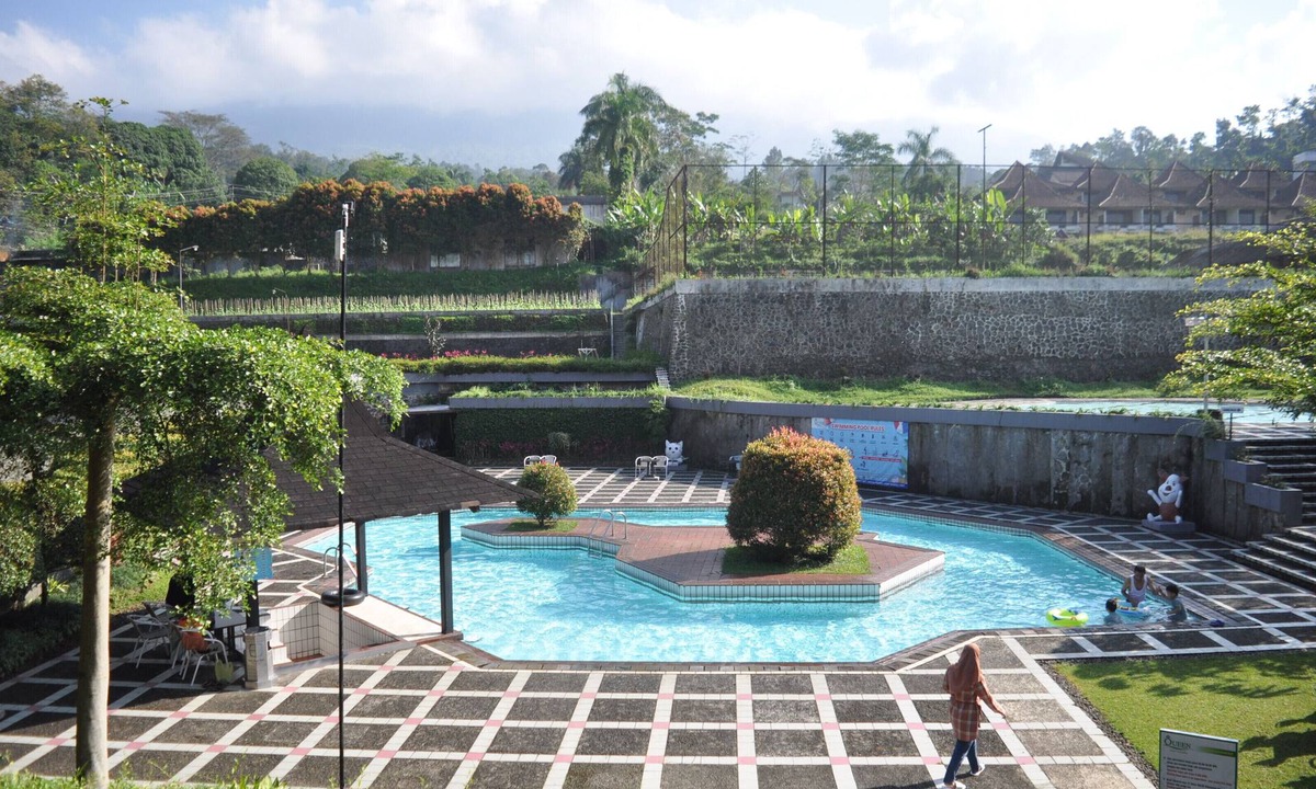 Baturaden Hostel | Queen Garden Hotel by Salak Hospitality