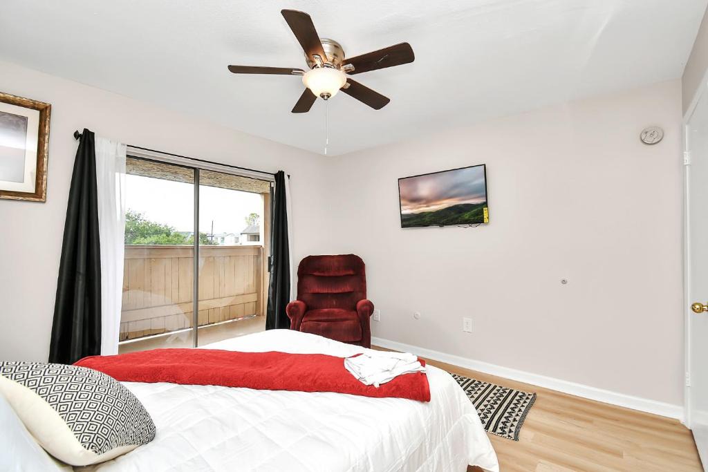 South Main Bed & Breakfast | Queen Oasis Balcony Retreat Near NRG Stadium
