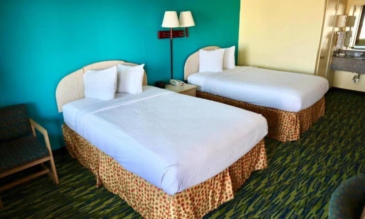 Andrews Hotel | Queen Room Comfort – Affordable Stay with Parking Provided