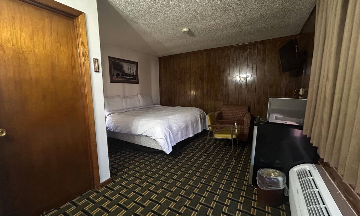 Broken Bow Hotel | Queen Room Retreat in Broken Bow, Great for Quick Stays and Near Attractions