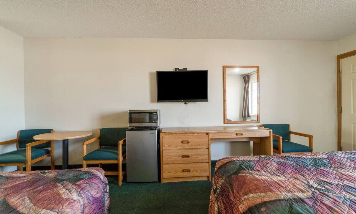 Texhoma Hotel | Queen Room w/Microwave + Cable TV – Perfect for Budget Stays