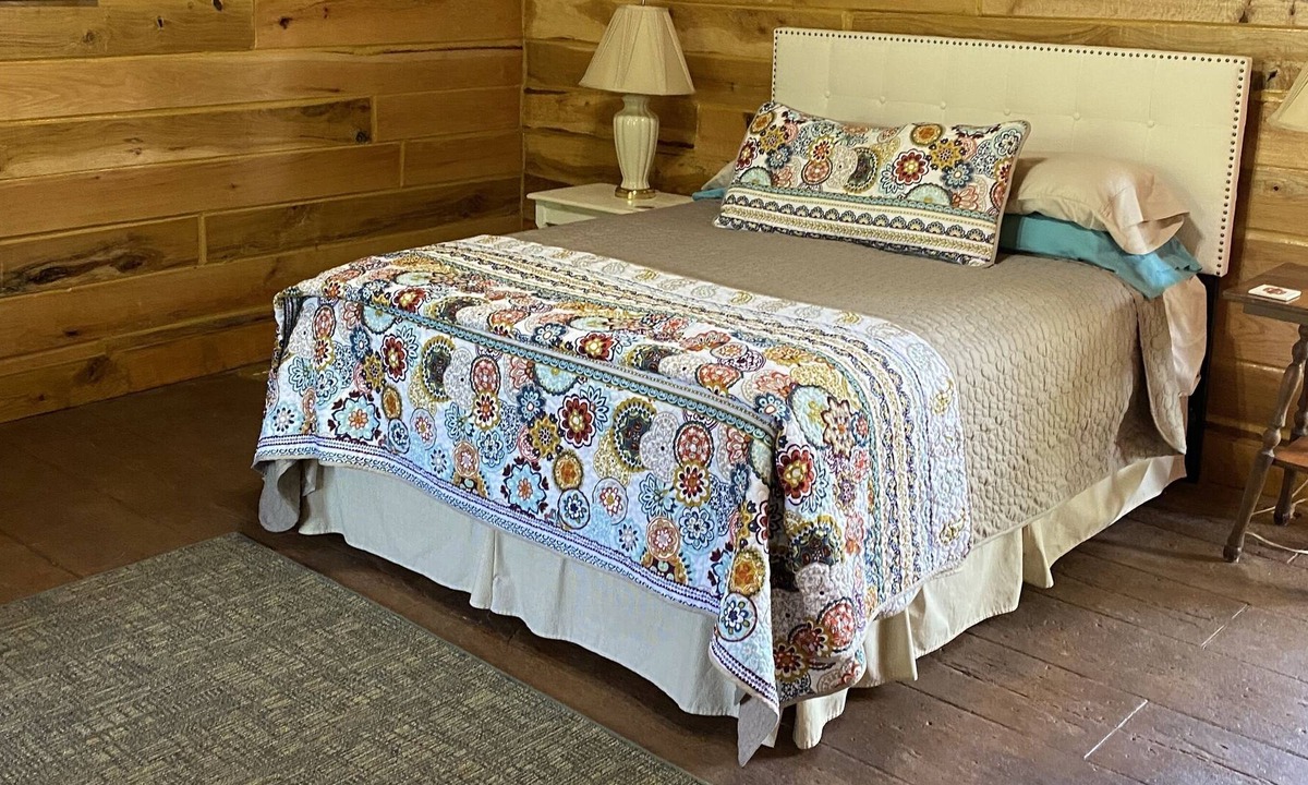 Tulsa Cabin | Queen's cabin