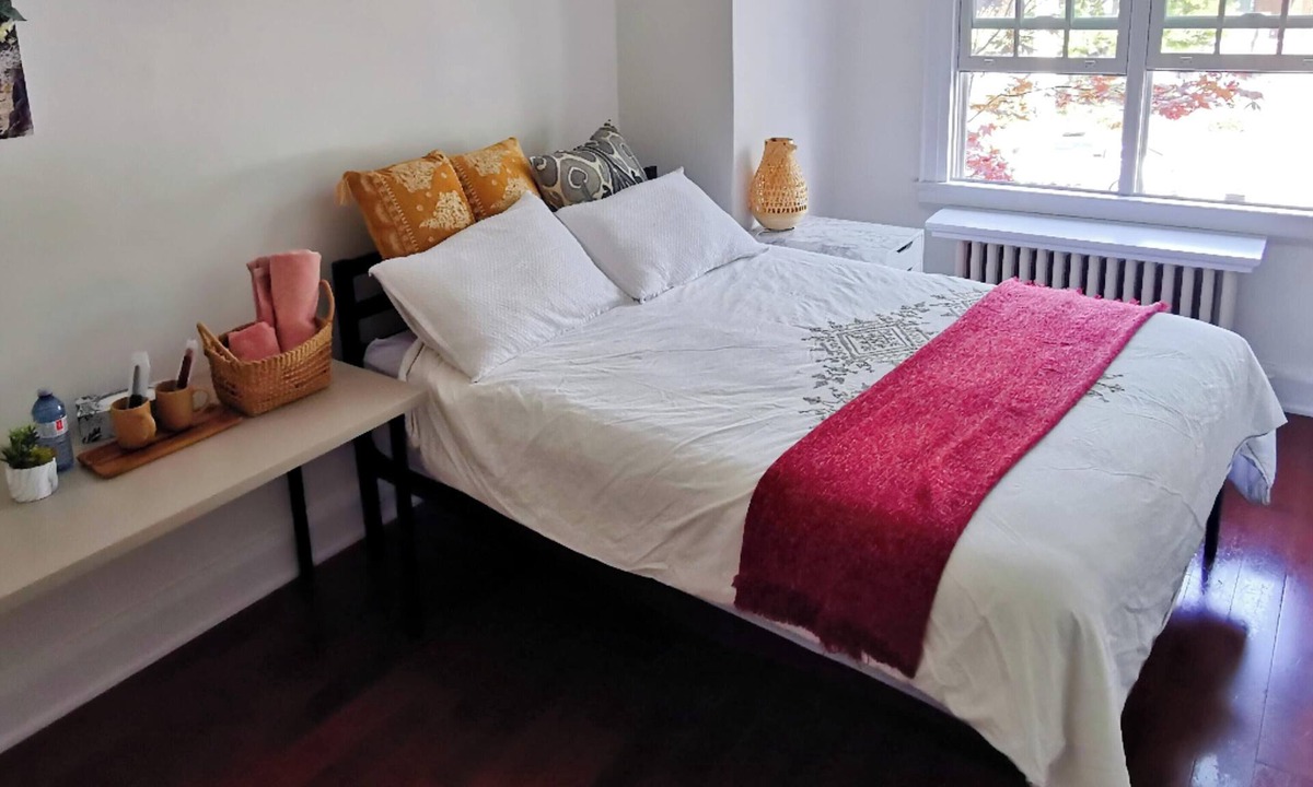 Yonge-Eglinton House | Queen-size bed room in midtown Toronto