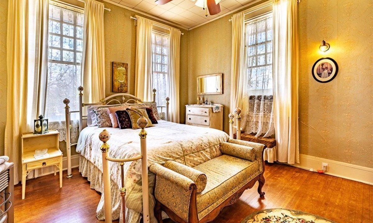Gainesville Bed & Breakfast | Queen Size Suite with a shared Hallway Bath