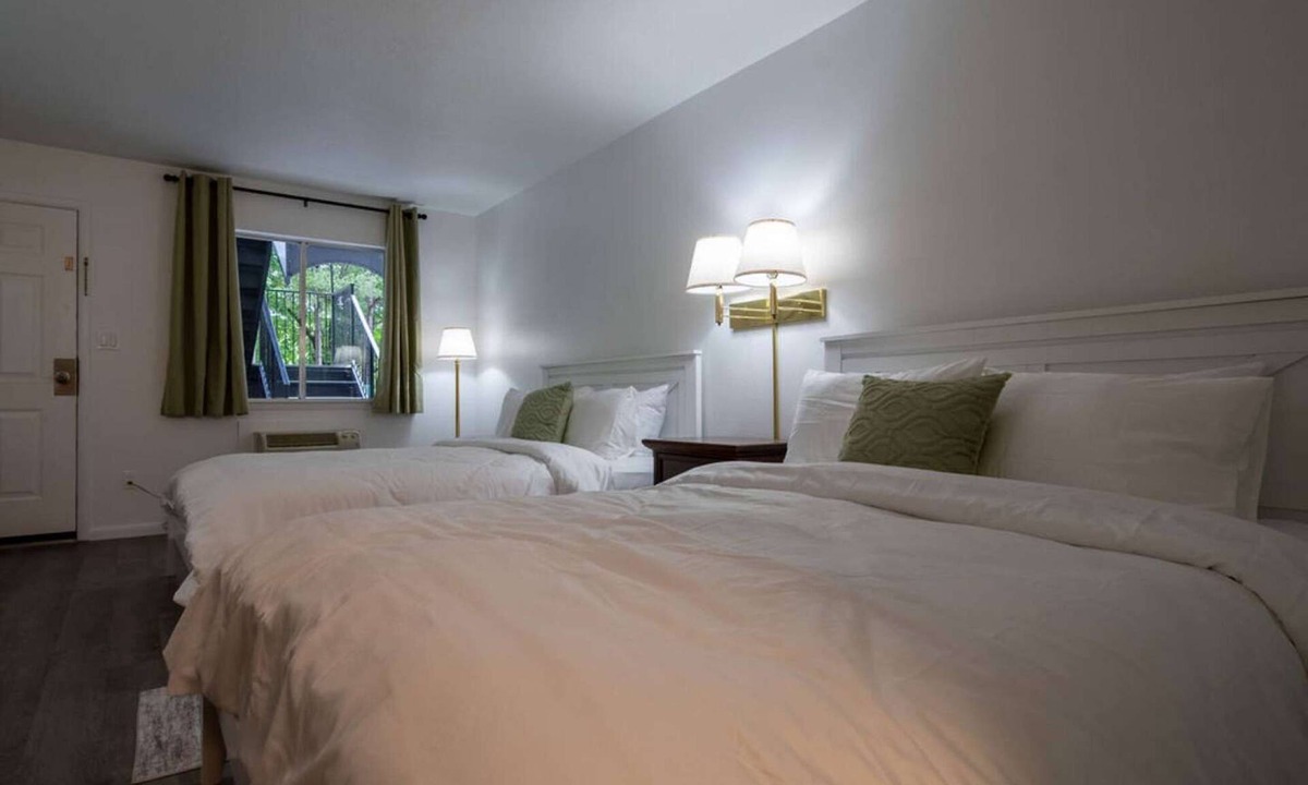 Eureka Springs Historic District Hotel | Queen Suite #4 at Glory Dayz!