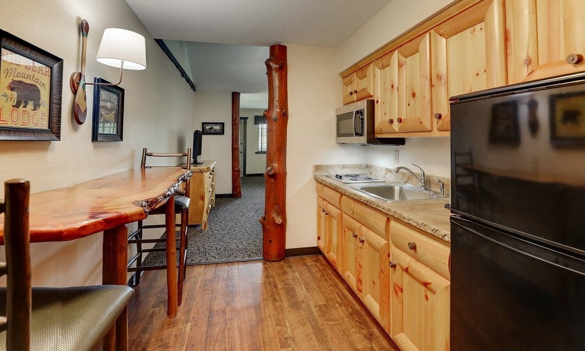 Onalaska Hotel | Queen Suite w/Balcony, Breakfast & Parking | 6mi to Children's Museum