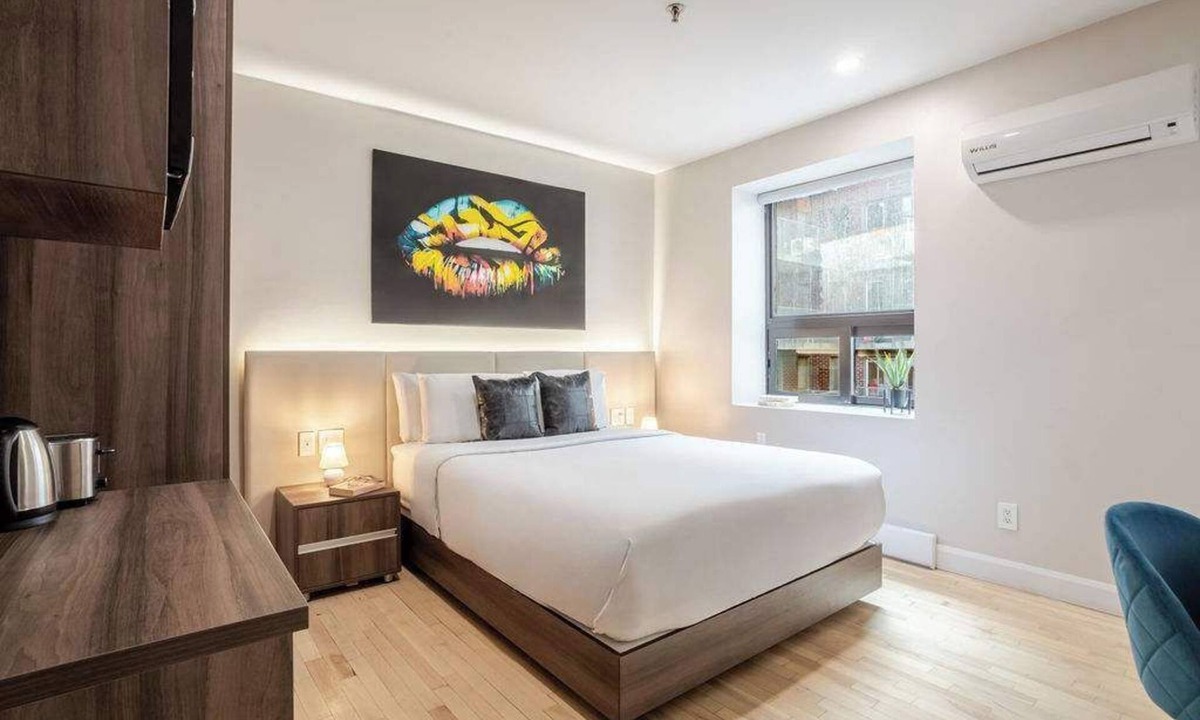 Gay Village Hotel | Queenhaus – Heart of Montreal