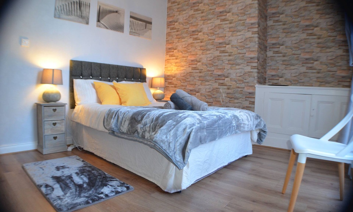 Cheetham Hill House | Queens Guesthouse Manchester