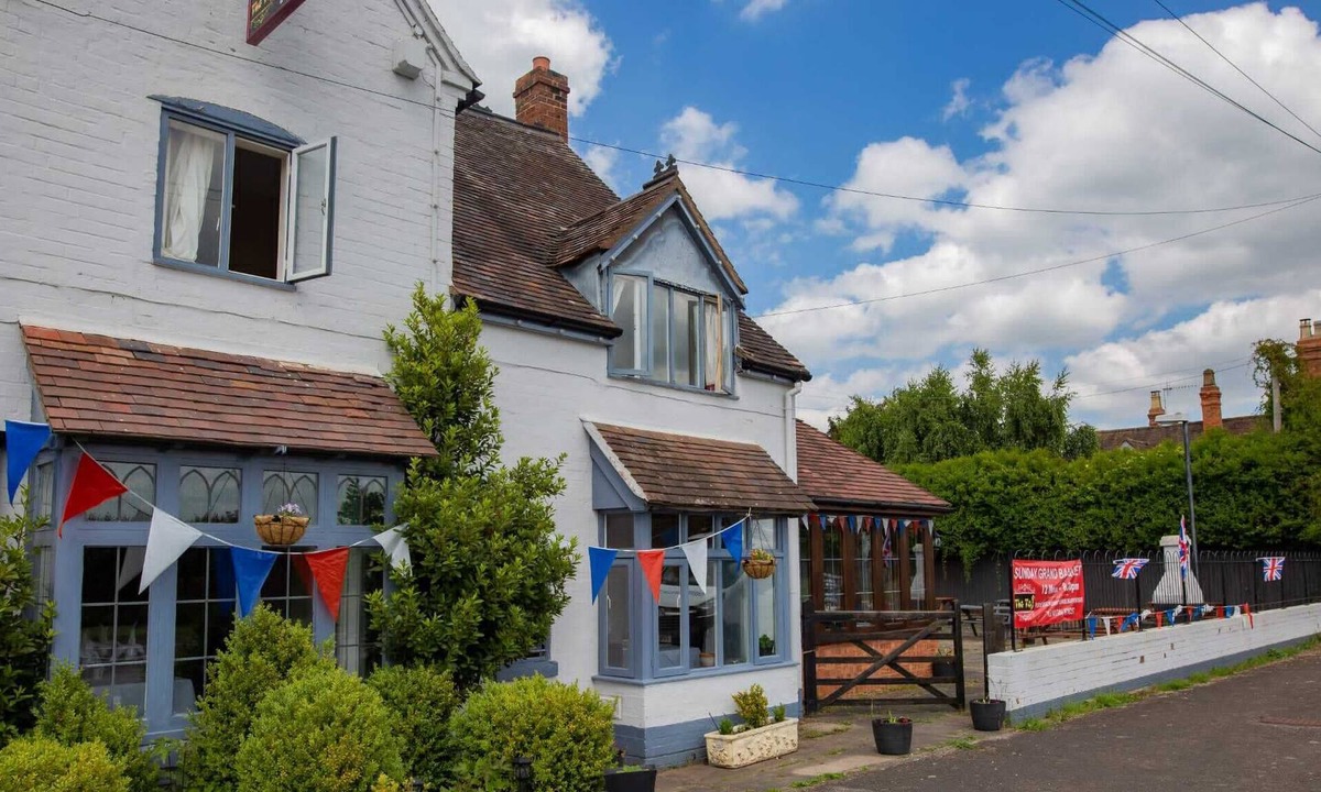 Harvington House | Queens Head Inn