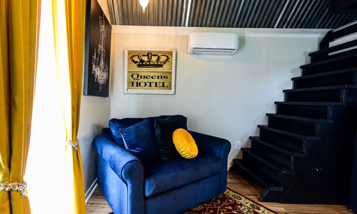 Round Top Cottage | Queens Hotel- a cozy studio cottage in the country. Pool and hot tub.