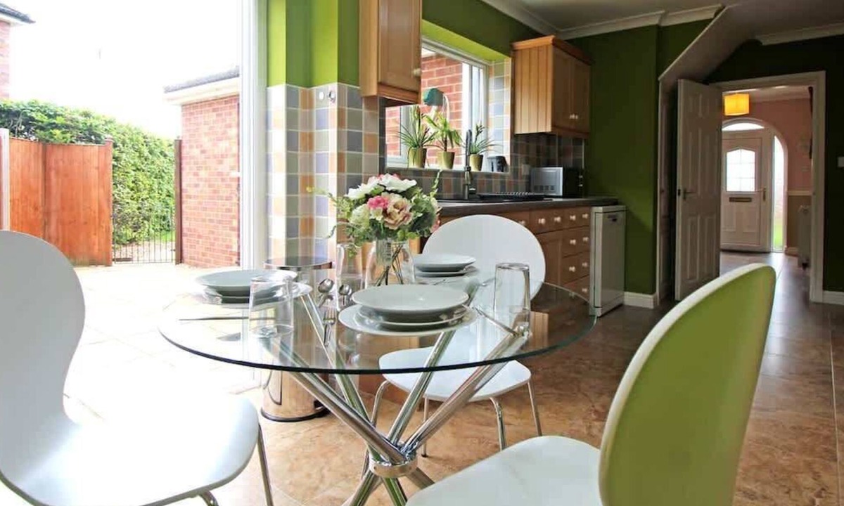 Hoole House | Queens Road - Spacious 4 bedroom home with parking