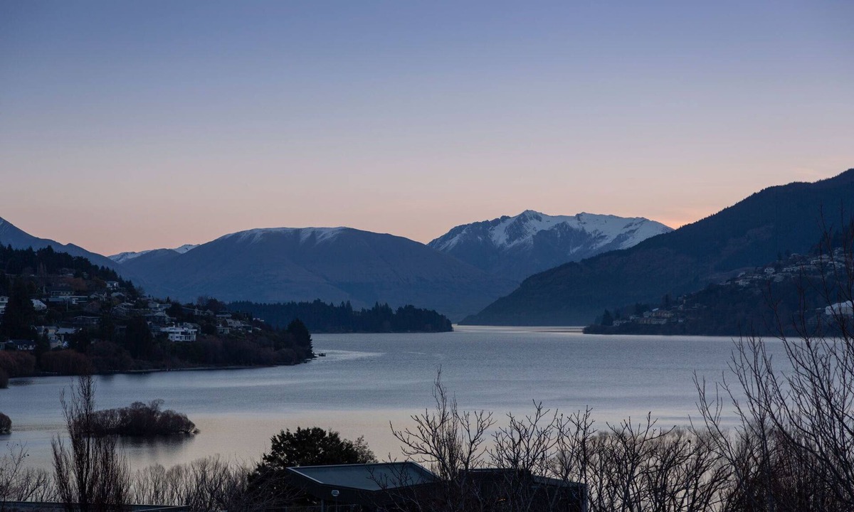 Frankton House | Queenstown Lakeside Gem: 3 BDR, Wi-Fi & Parking