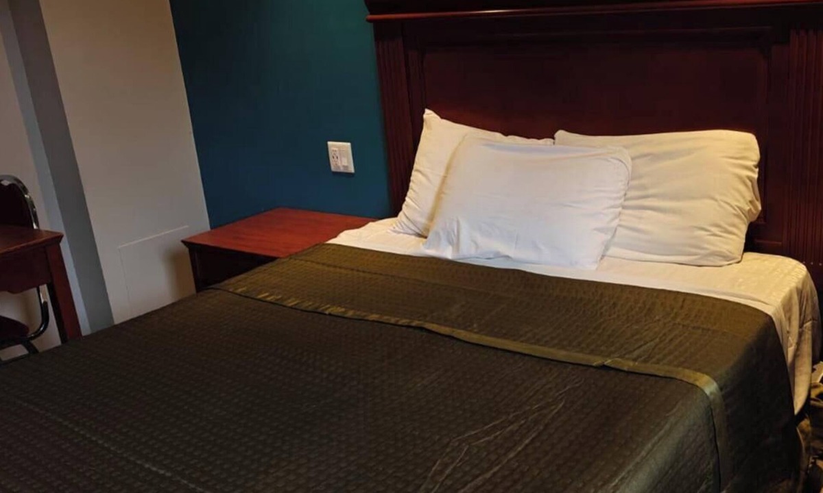 The Queensway Hotel | Queensway Motel
